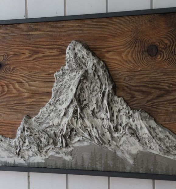 Einzelstück – Matterhorn – Bergbild aus Beton auf Altholz im schwarzen Rahmen