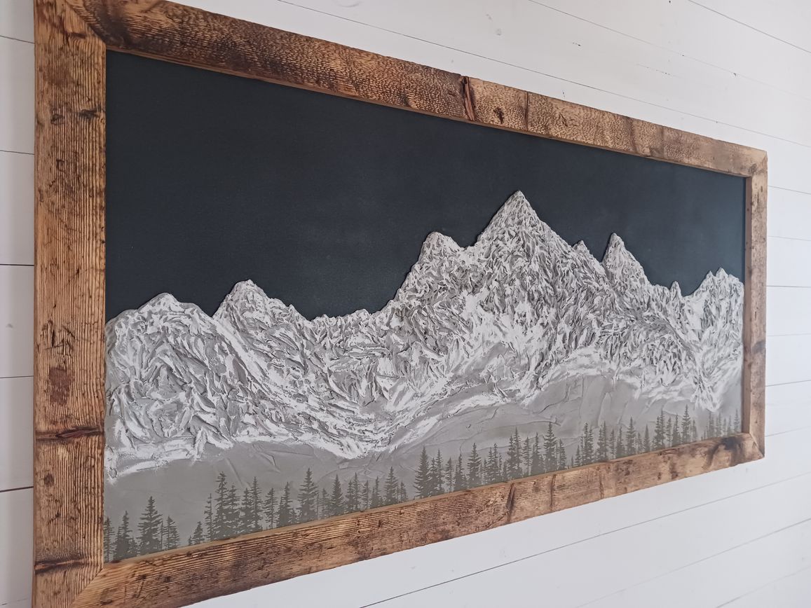 Personalisiertes Bergbild – Beton auf Schwarz im rustikalen Altholzrahmen